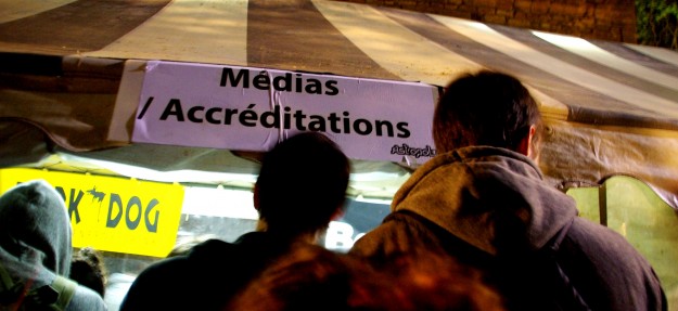 Passage par le stand médias pour retirer nos accréditations. Astropolis 2013. Crédits La Déviation