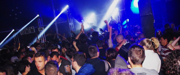 Dirtyphonics sous le chapiteau Mekanik. Astropolis 2013. Crédits La Déviation