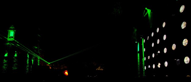 La cour du Manoir de Keroual et son jeu de lumière. Astropolis 2013. Crédits La Déviation