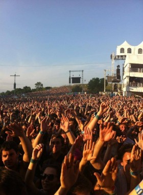 Si tu le pousses un peu, le public québécois se laisse même aller à quelques mouvements de bras.