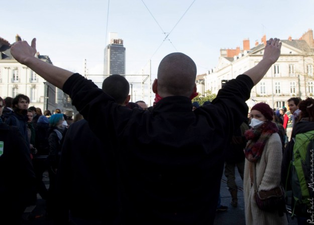 Manifestant en noir - Manifestation Nantes NDDL 22 février 2014 - Crédits Rafael Manzanas - La Déviation