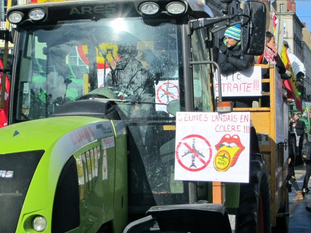 Tracteur - Manifestation 22 février 2014 Nantes NDDL - Crédits Pierre-Alain Dorange - La Déviation