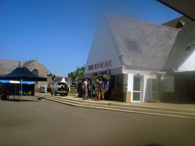 Place de la mairie à Cast